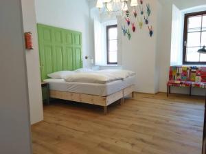 Schlafzimmer mit einem Bett und einem Kronleuchter in der Unterkunft Kirchenwirt Dependance Südsteiermark in Ehrenhausen