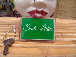 una persona con la bocca aperta accanto a un portachiavi di Chalet Lidia a Sorrento