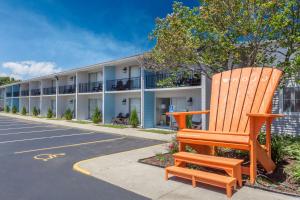 una silla sentada en la calle frente a un edificio en Howard Johnson by Wyndham Mystic, en Mystic