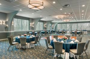 KenilworthにあるThe Kenilworth Hotel - Newark Airport Westの青いテーブルと椅子が備わる宴会場