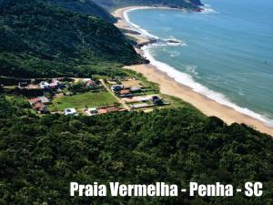una vista aérea de la playa y del océano en Pousada Praia Vermelha, en Penha