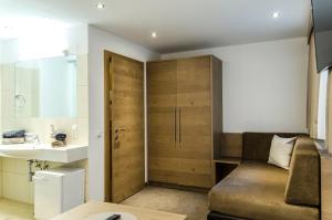 salon z kanapą i umywalką w obiekcie Chalet Sofie w mieście Ischgl +37 zdjęć