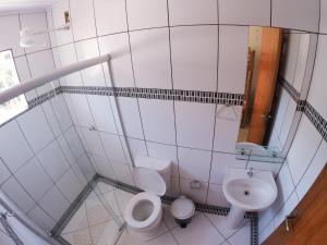 Um banheiro em Beira Mar Hostel & Suítes