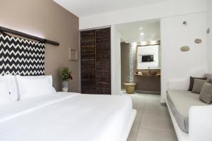 Cama ou camas em um quarto em My Mykonos Hotel