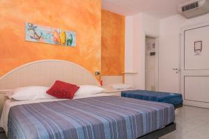 una camera d'albergo con letto e letto sidx sidx. di Hotel Nuova Graziosa a Lignano Sabbiadoro