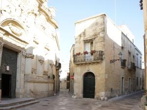 un vicolo in un vecchio edificio con balcone di Apartments Bedlecce a Lecce