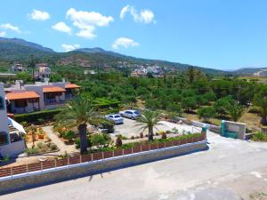 vistas a un aparcamiento con palmeras en Villa Katerina Holiday Apartments, en Agia Fotia