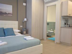 ジャルディーニ・ナクソスにあるCasa Lucreziaのベッドルーム1室(ベッド1台付)、バスルーム(トイレ付)