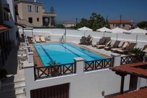 The swimming pool at or close to 7 Islands