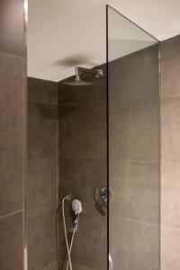 um chuveiro com uma porta de vidro na casa de banho em Orchidea em Beverino