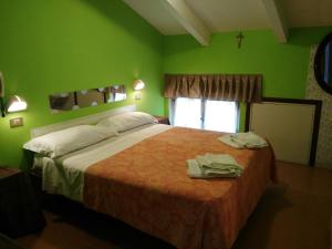 A bed or beds in a room at Hotel Simon
