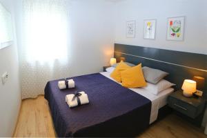 Un dormitorio con una cama con dos toallas encima. en Apartment Nikolina, en Split