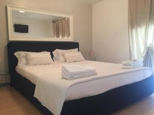 ナポリにあるNAPOLI OVER POSILLIPOのベッドルーム1室(大型ベッド1台、タオル付)