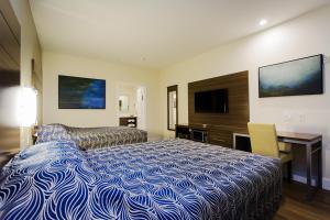 Ένα ή περισσότερα κρεβάτια σε δωμάτιο στο Palace Inn Blue US-59 & Gessner