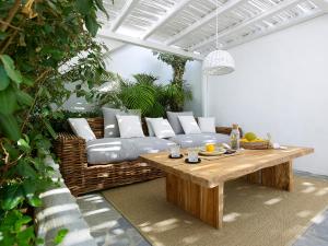 ein Wohnzimmer mit einem Sofa und einem Tisch in der Unterkunft Delmar Apartments & Suites Milos - Delmar Collection in Pollonia