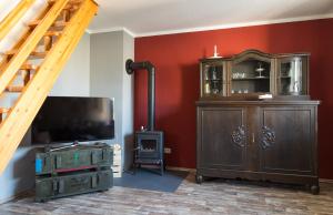 uma sala de estar com uma televisão e um armário de madeira em Borner Schlafwandler em Born