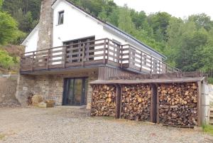 een gebouw met een bos brandhout bij Le Chalet de Lancre in Stavelot