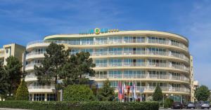 Un bâtiment avec un panneau en haut dans l'établissement Hotel Wela - Premium All Inclusive, à Sunny Beach