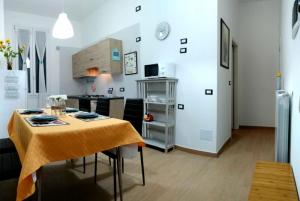 eine Küche und ein Esszimmer mit einem Tisch und einem Kühlschrank in der Unterkunft Apartment Nice Venice in Mestre