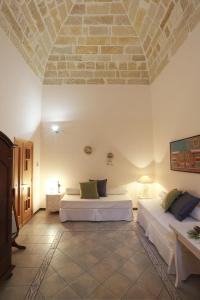 een slaapkamer met 2 bedden en een stenen plafond bij camera elena in Palazzo Stapane in Santa Maria al Bagno