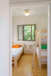 カラマタにあるSea front Villaのベッドルーム1室(二段ベッド2台、窓付)が備わります。