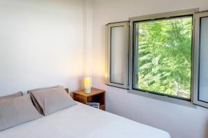 カラマタにあるSea front Villaのベッドルーム1室(ベッド1台、大きな窓付)