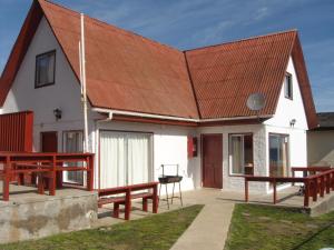 a house with a red roof and a patio at Cabañas Diquen's El Tabo in El Tabo