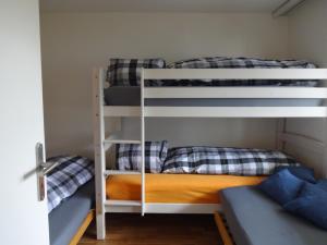 Rothornblick 2 Zimmer Wohnungにある二段ベッド