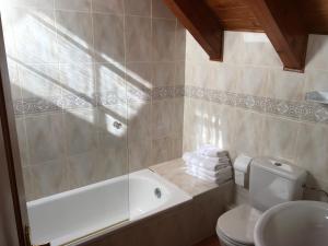 A bathroom at Vora Riu