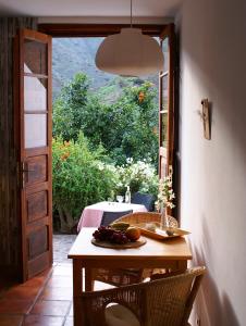 a dining room table and a window at Casa Creativa in Hermigua