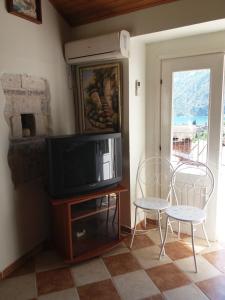 TV a/nebo společenská místnost v ubytování Apartments in Rustic House