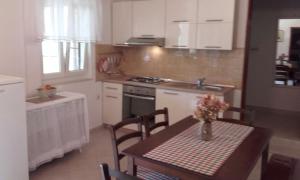 Kuchyň nebo kuchyňský kout v ubytování Apartments Lovor
