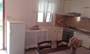 Kuchyň nebo kuchyňský kout v ubytování Apartments Lovor