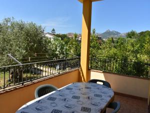 una mesa y sillas en un balcón con vistas en Villa Tanit, en Lotzorai