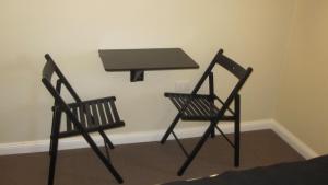 - deux chaises et une table de ping-pong dans une chambre dans l'établissement Katoomba Hotel, à Katoomba