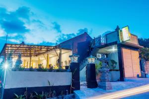 a house with lights on the side of it at Taman Homestay in Nusa Lembongan