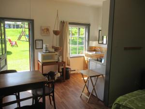 a room with a kitchen and a dining room with a table at Cabines Boréales et Maison de chambres in Rimouski