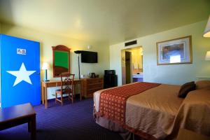 una camera d'albergo con letto e scrivania di Shamrock Country Inn a Shamrock