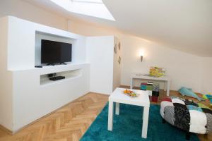 Televiisor ja/või meelelahutuskeskus majutusasutuses Apartment & Room Split Lea