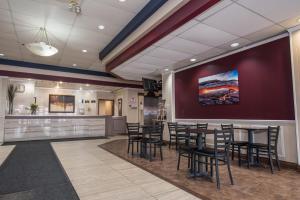 Eine Bar in einem Wartezimmer mit Stühlen und einer Wand in der Unterkunft Argyll Plaza Hotel in Edmonton