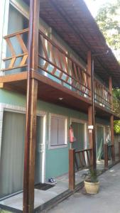 阿布拉昂的住宿－Recanto da Ilha，一个带木甲板门廊的房子