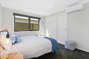
A bed or beds in a room at Snowgum Bright Retreat - 1
