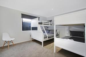
A bunk bed or bunk beds in a room at Snowgum Bright Retreat - 2
