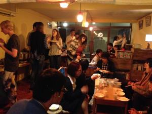un grupo de personas sentadas en una habitación en Izumo guesthouse itoan, en Izumo