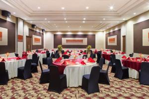 Restaurace v ubytování Jambuluwuk Convention Hall & Resort Puncak