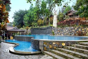 Bazén v ubytování Jambuluwuk Convention Hall & Resort Puncak nebo v jeho okolí