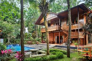Bazén v ubytování Jambuluwuk Convention Hall & Resort Puncak nebo v jeho okolí