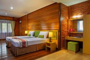 Postel nebo postele na pokoji v ubytování Jambuluwuk Convention Hall & Resort Puncak