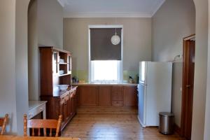 cocina con nevera blanca y ventana en Webster Apartment en Ballarat