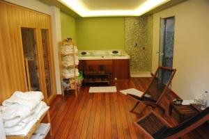 sala de estar con bañera y silla en Long View Hammam & Spa, en Porto Heli